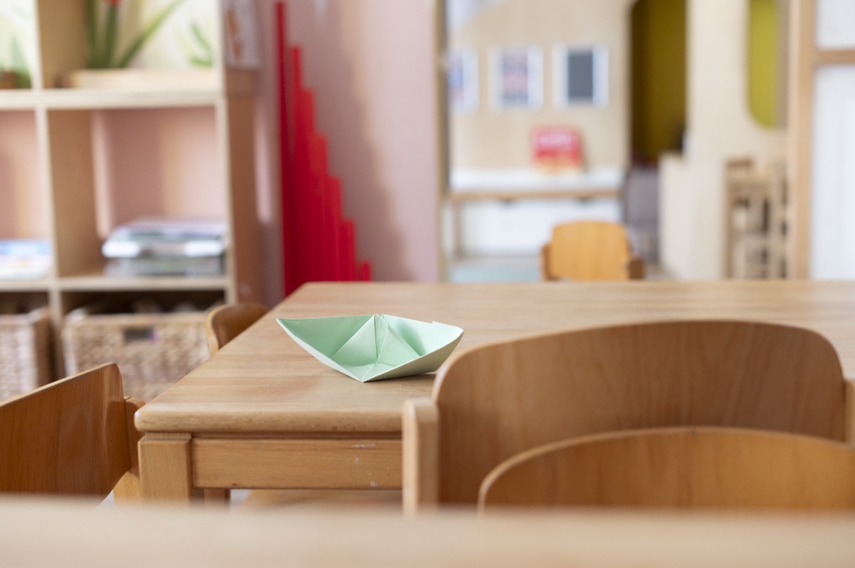 Papierschiff auf dem Tisch