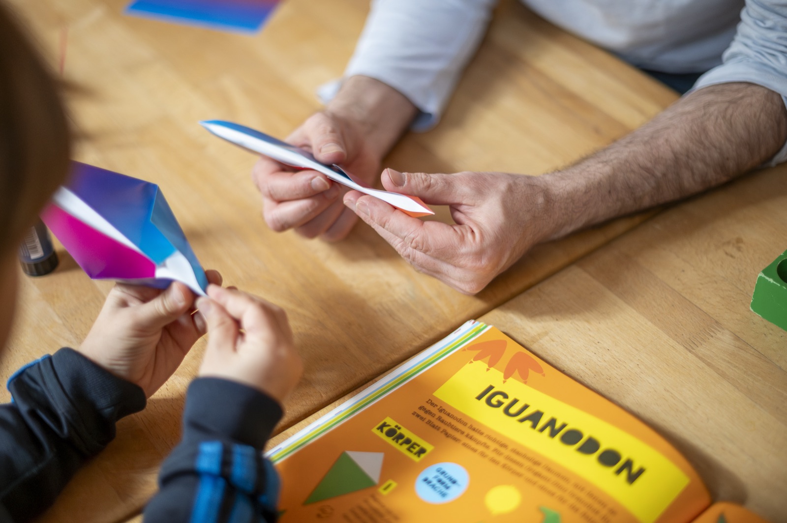 Kinder basteln gemeinsam in der Kita Prenzlpanther
